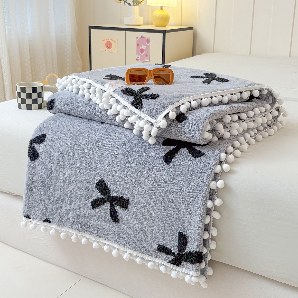 91家纺网 家纺一手货源 找家纺 恋佳居 2025新款高克重提花舒棉绒吊球花边毛毯 蝴蝶结