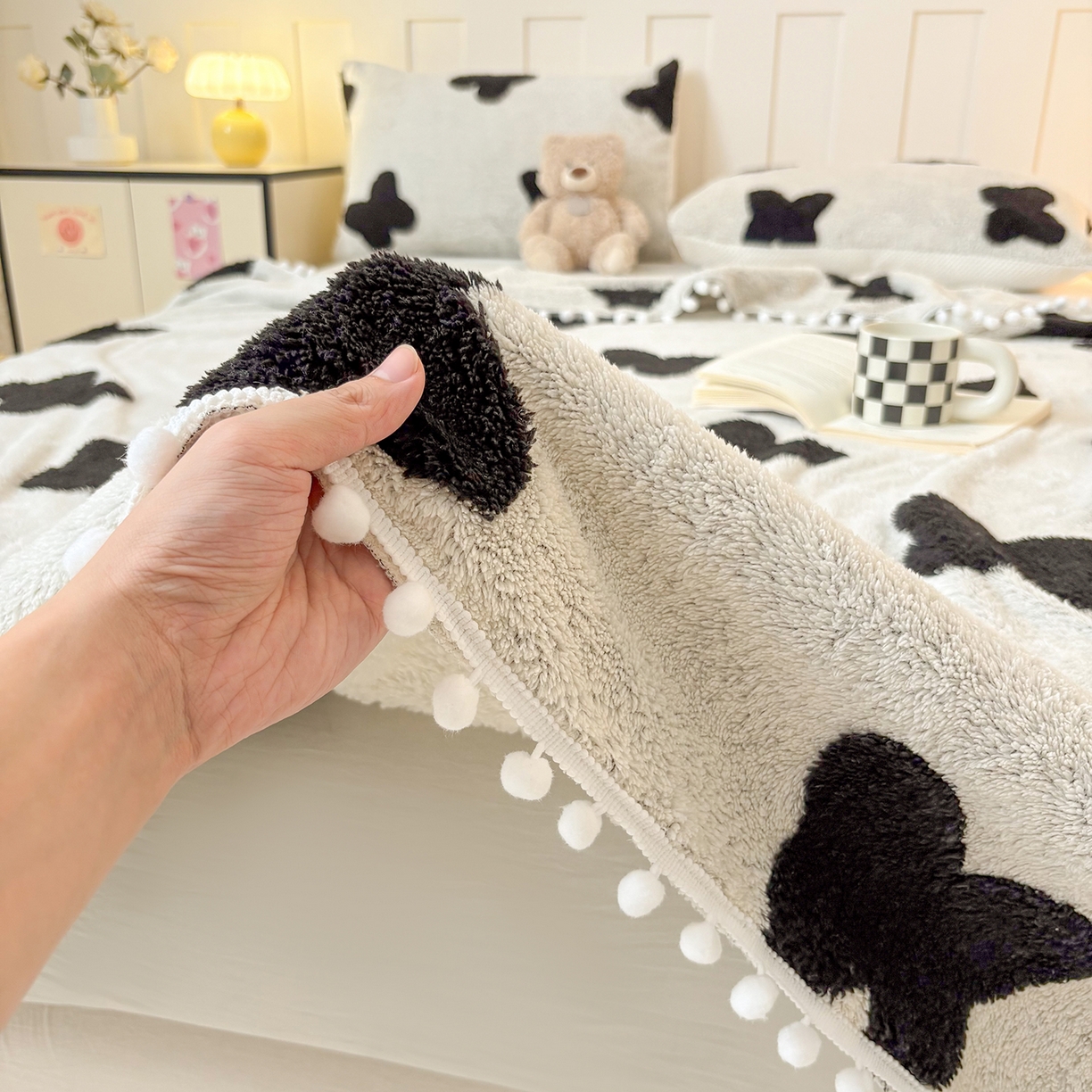 91家纺网 家纺一手货源 找家纺 恋佳居 2025新款高克重提花舒棉绒吊球花边毛毯 蝶儿飞