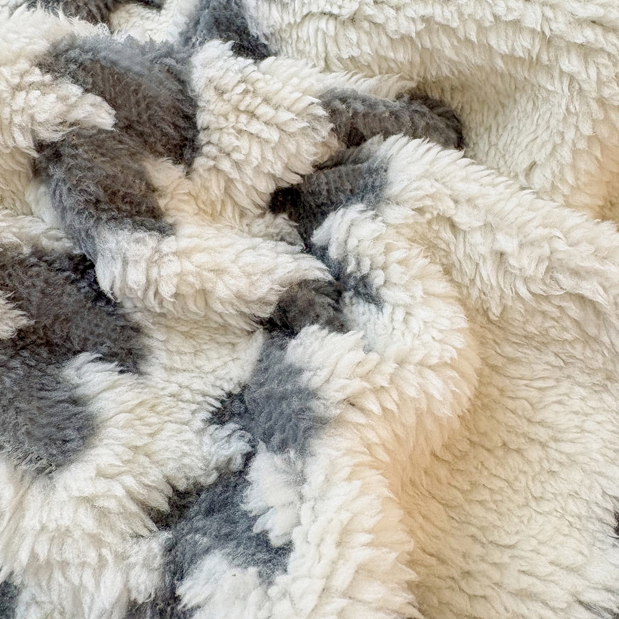 91家纺网 家纺一手货源 找家纺 恋佳居 2025新款高克重提花舒棉绒吊球花边毛毯 节节高-灰色