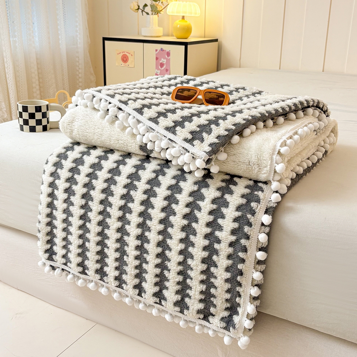 91家纺网 家纺一手货源 找家纺 恋佳居 2025新款高克重提花舒棉绒吊球花边毛毯 节节高-灰色