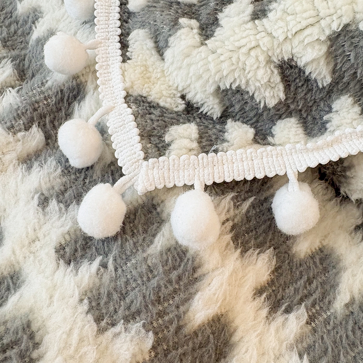 91家纺网 家纺一手货源 找家纺 恋佳居 2025新款高克重提花舒棉绒吊球花边毛毯 节节高-灰色