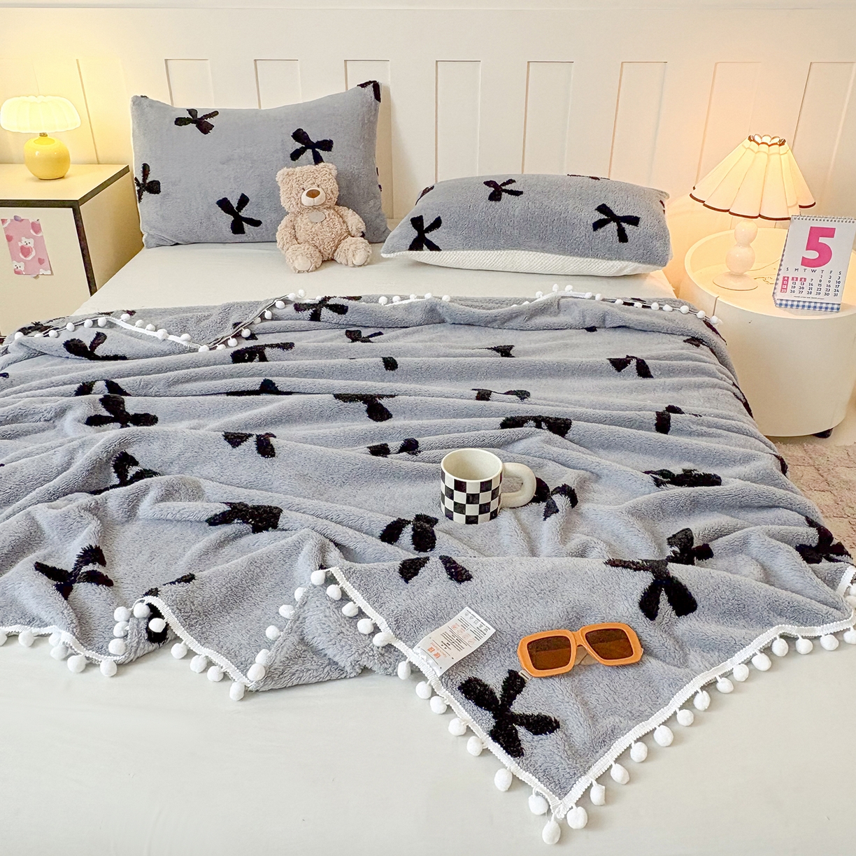 91家纺网 家纺一手货源 找家纺 恋佳居 2025新款高克重提花舒棉绒吊球花边毛毯 蝴蝶结