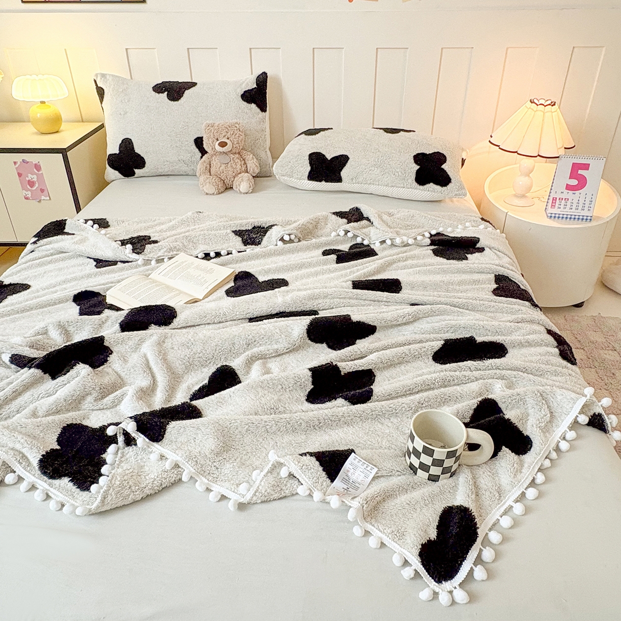 91家纺网 家纺一手货源 找家纺 恋佳居 2025新款高克重提花舒棉绒吊球花边毛毯 蝶儿飞