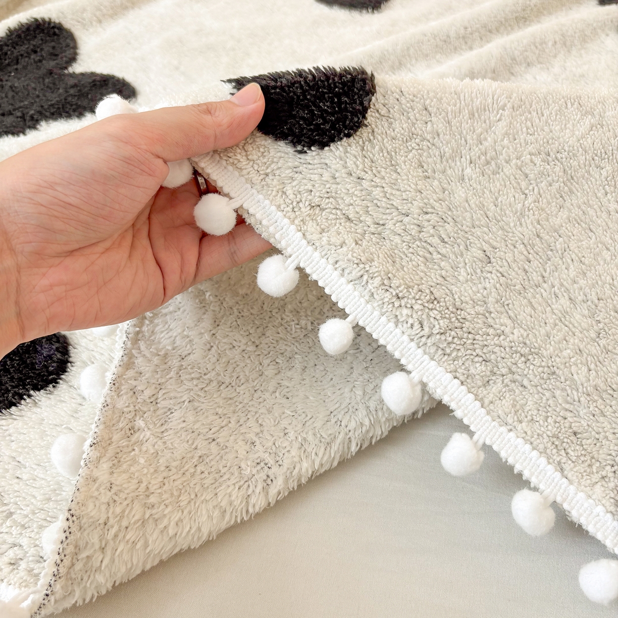 91家纺网 家纺一手货源 找家纺 恋佳居 2025新款高克重提花舒棉绒吊球花边毛毯 蝶儿飞