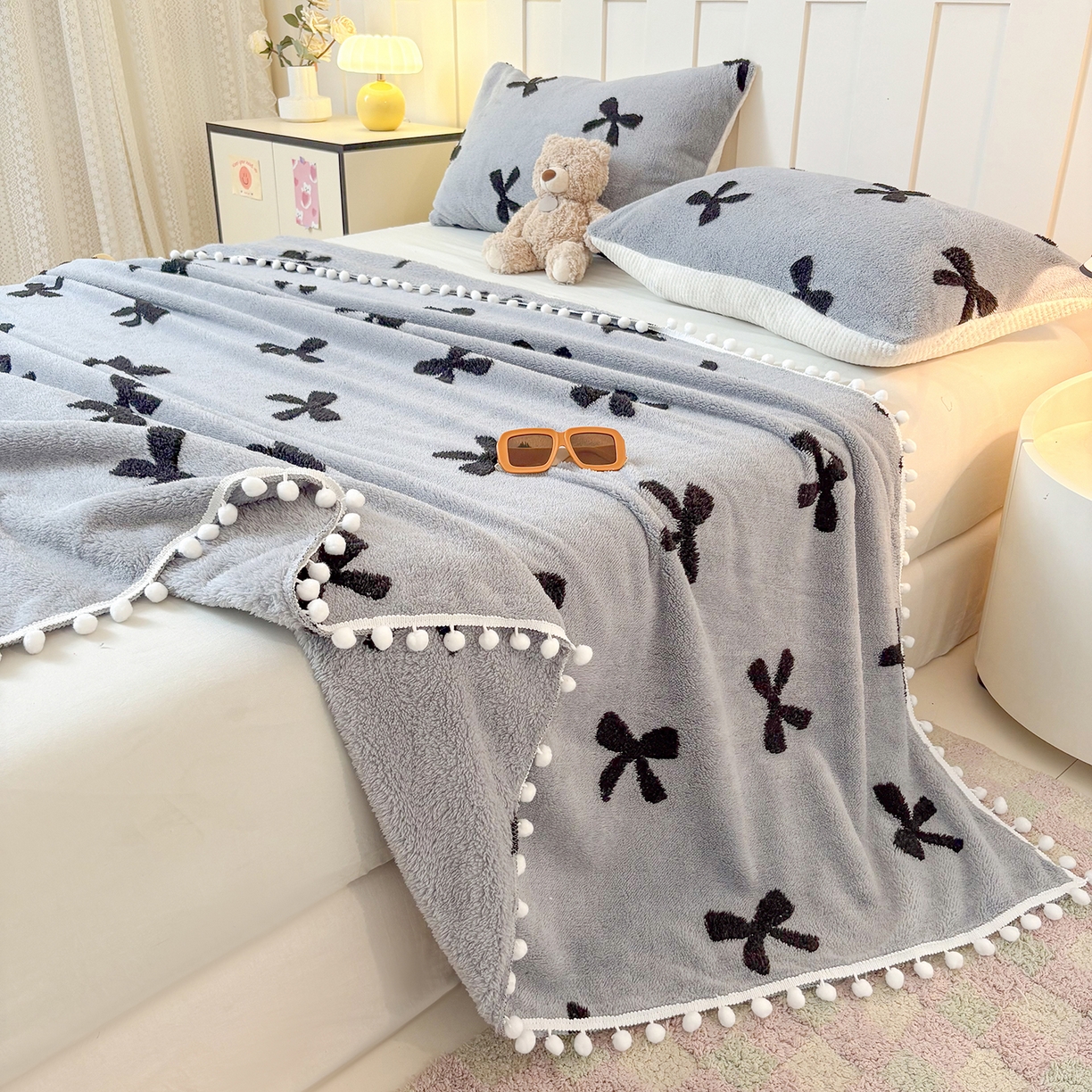 91家纺网 家纺一手货源 找家纺 恋佳居 2025新款高克重提花舒棉绒吊球花边毛毯 蝴蝶结