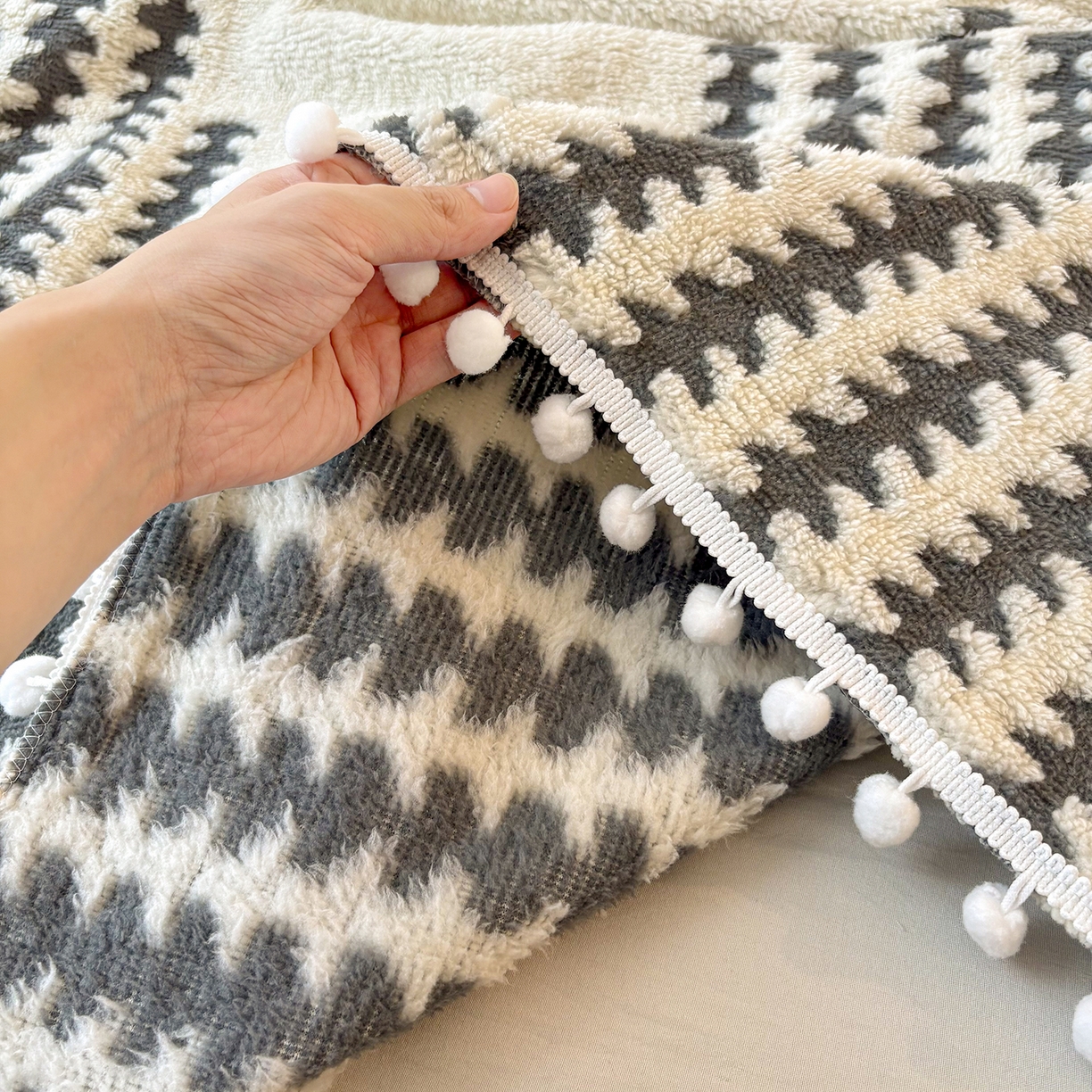 91家纺网 家纺一手货源 找家纺 恋佳居 2025新款高克重提花舒棉绒吊球花边毛毯 节节高-灰色