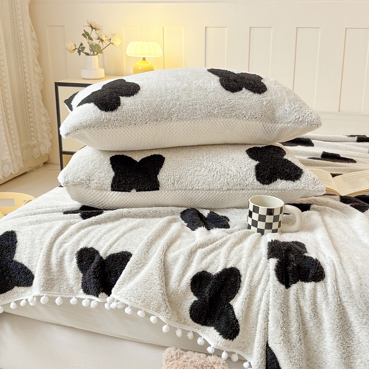 91家纺网 家纺一手货源 找家纺 恋佳居 2025新款高克重提花舒棉绒吊球花边毛毯 蝶儿飞