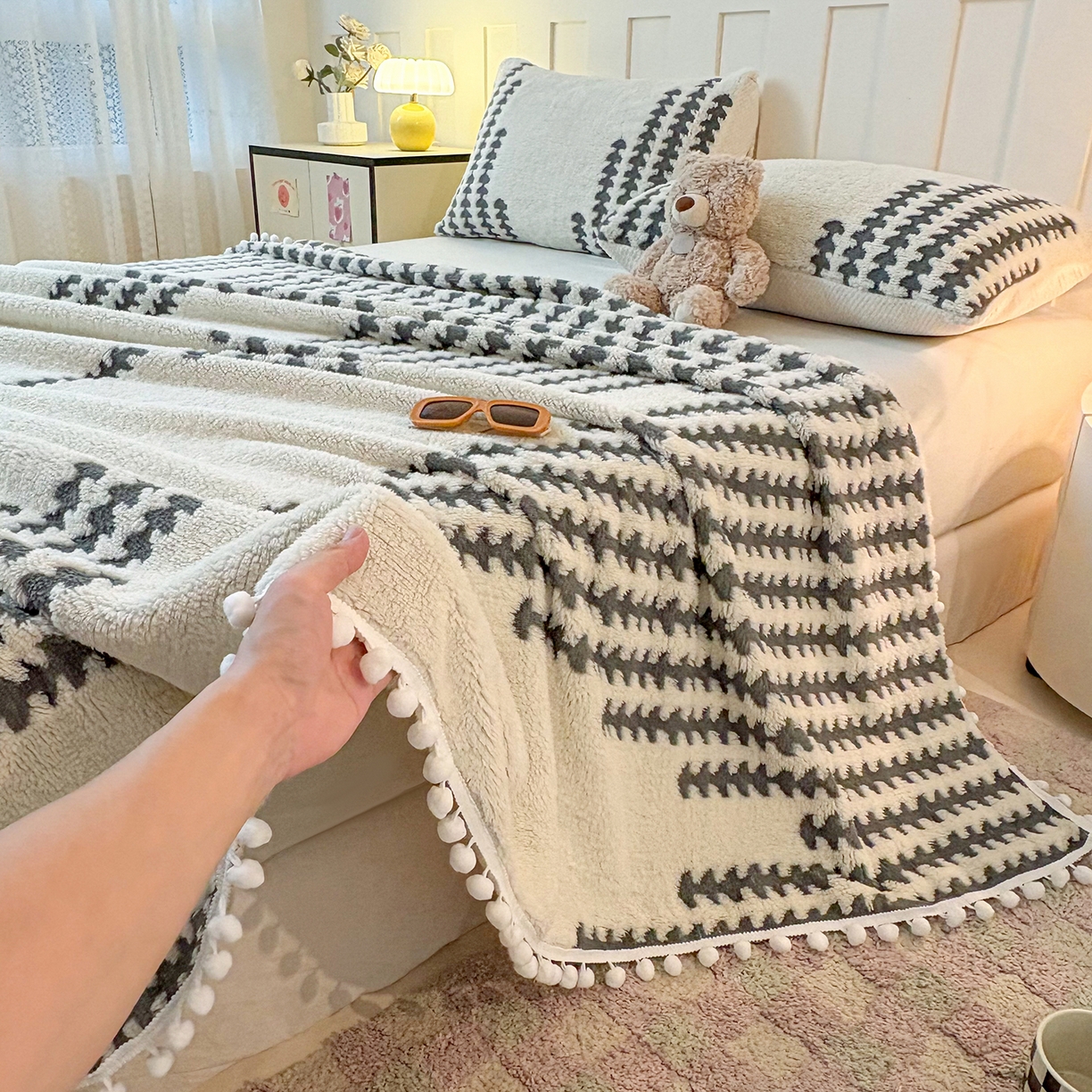 91家纺网 家纺一手货源 找家纺 恋佳居 2025新款高克重提花舒棉绒吊球花边毛毯 节节高-灰色