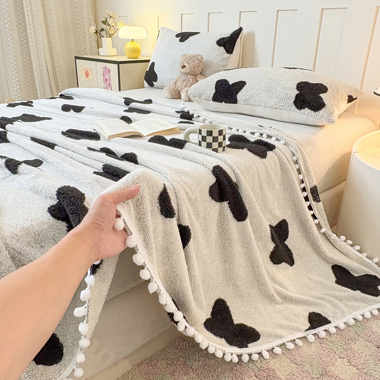 91家纺网 家纺一手货源 找家纺 恋佳居 2025新款高克重提花舒棉绒吊球花边毛毯 蝶儿飞