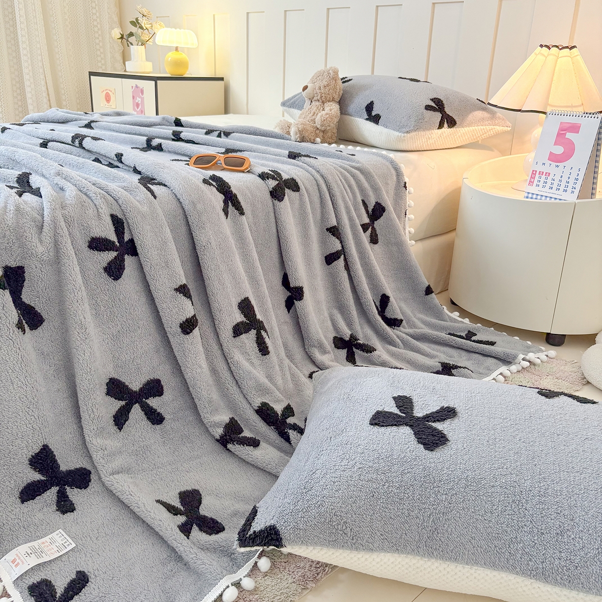 91家纺网 家纺一手货源 找家纺 恋佳居 2025新款高克重提花舒棉绒吊球花边毛毯 蝴蝶结