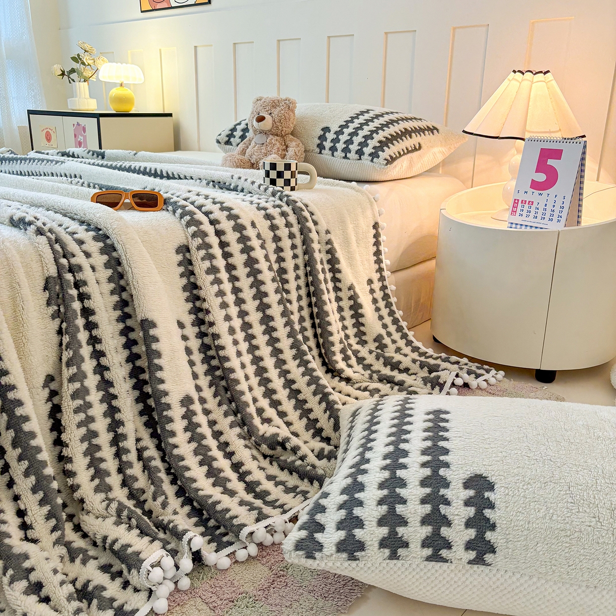 91家纺网 家纺一手货源 找家纺 恋佳居 2025新款高克重提花舒棉绒吊球花边毛毯 节节高-灰色