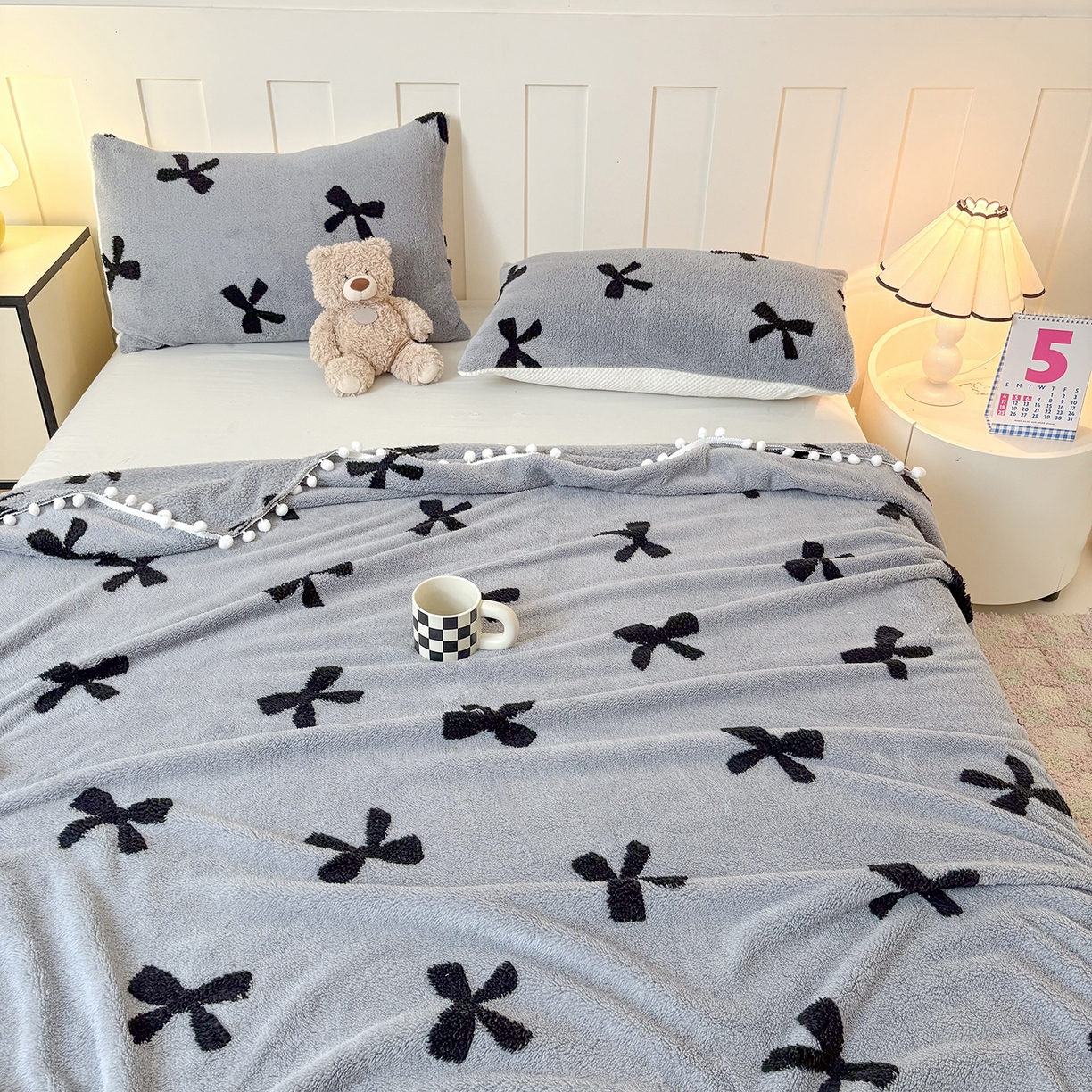 91家纺网 家纺一手货源 找家纺 恋佳居 2025新款高克重提花舒棉绒吊球花边毛毯 蝴蝶结