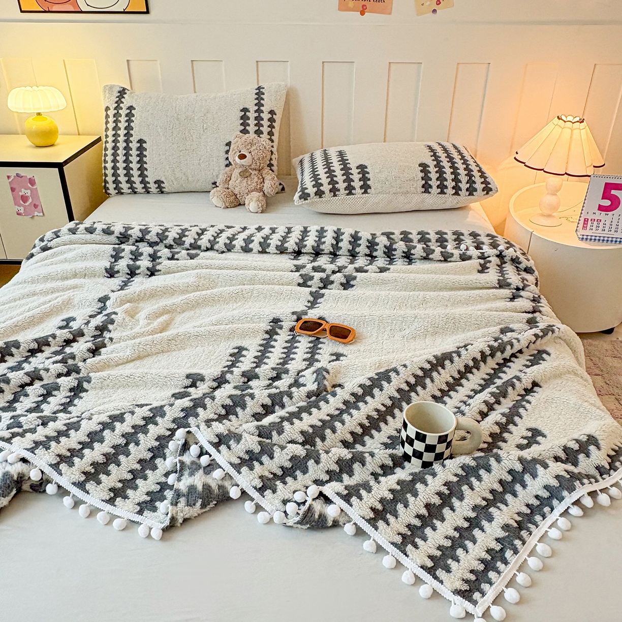 91家纺网 家纺一手货源 找家纺 恋佳居 2025新款高克重提花舒棉绒吊球花边毛毯 节节高-灰色