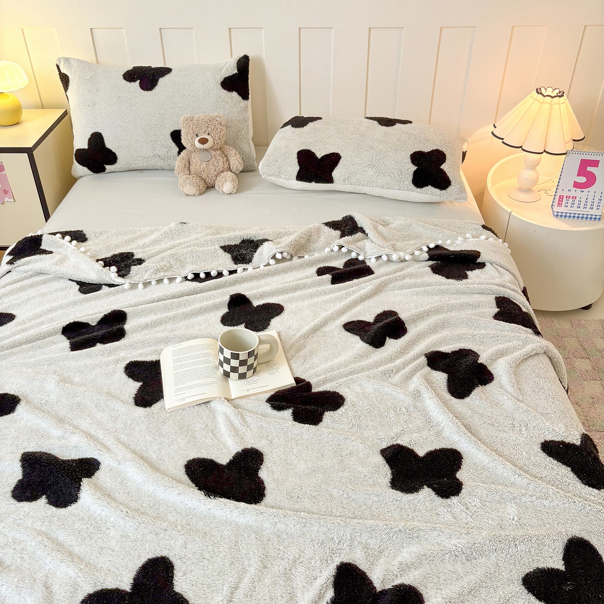 91家纺网 家纺一手货源 找家纺 恋佳居 2025新款高克重提花舒棉绒吊球花边毛毯 蝶儿飞