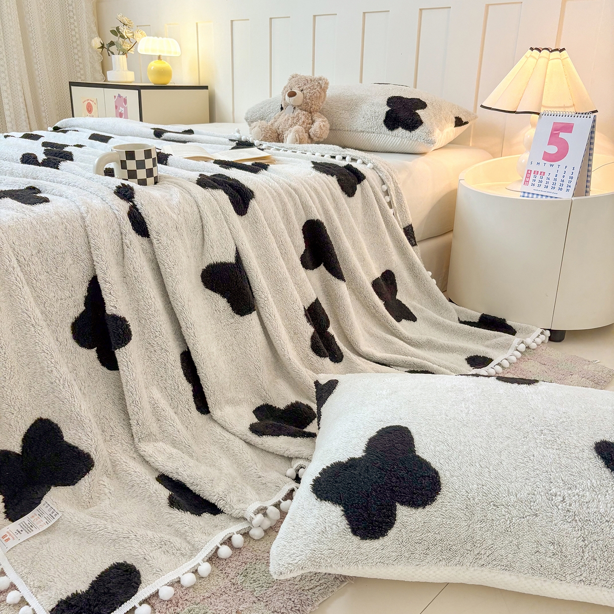 91家纺网 家纺一手货源 找家纺 恋佳居 2025新款高克重提花舒棉绒吊球花边毛毯 蝶儿飞