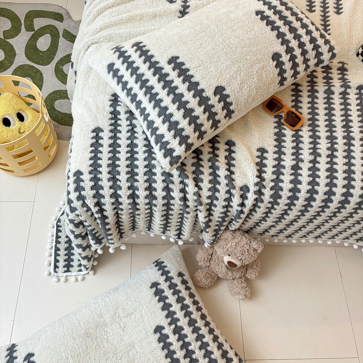 91家纺网 家纺一手货源 找家纺 恋佳居 2025新款高克重提花舒棉绒吊球花边毛毯 节节高-灰色