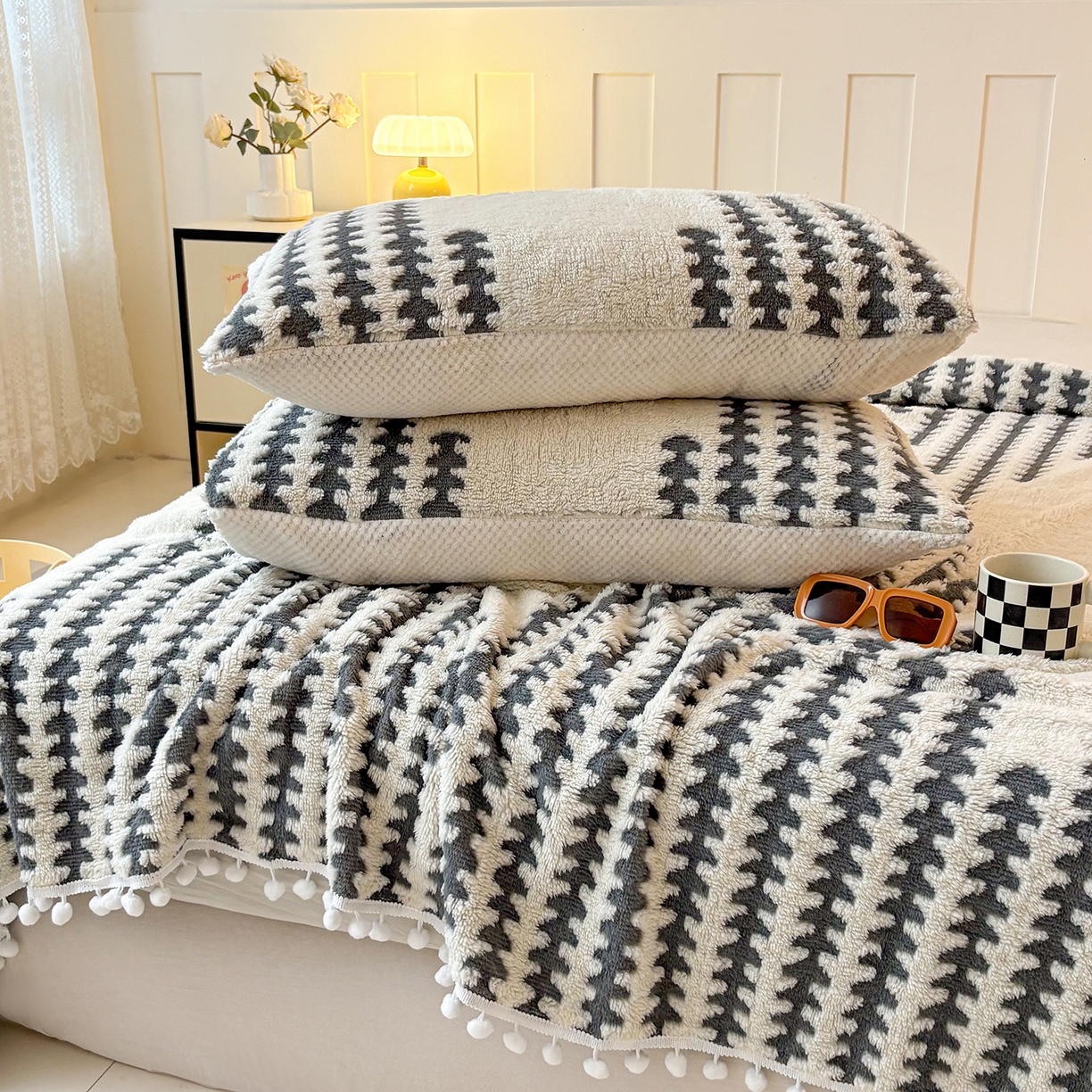 91家纺网 家纺一手货源 找家纺 恋佳居 2025新款高克重提花舒棉绒吊球花边毛毯 节节高-灰色