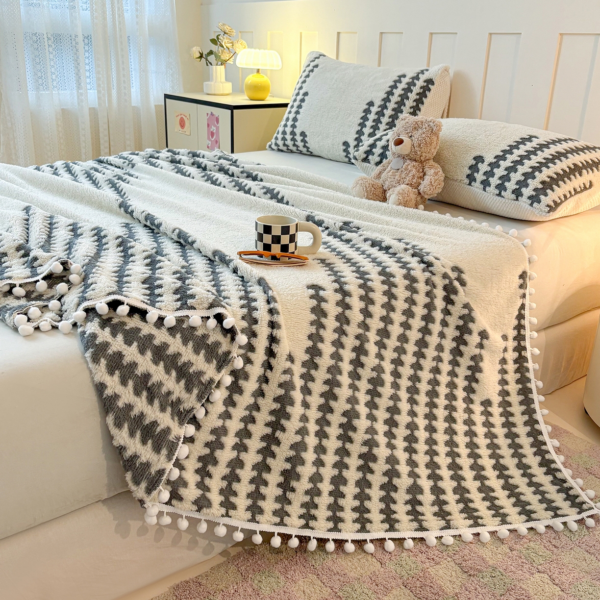 91家纺网 家纺一手货源 找家纺 恋佳居 2025新款高克重提花舒棉绒吊球花边毛毯 节节高-灰色