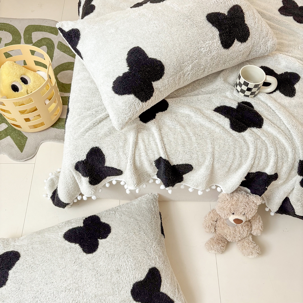 91家纺网 家纺一手货源 找家纺 恋佳居 2025新款高克重提花舒棉绒吊球花边毛毯 蝶儿飞