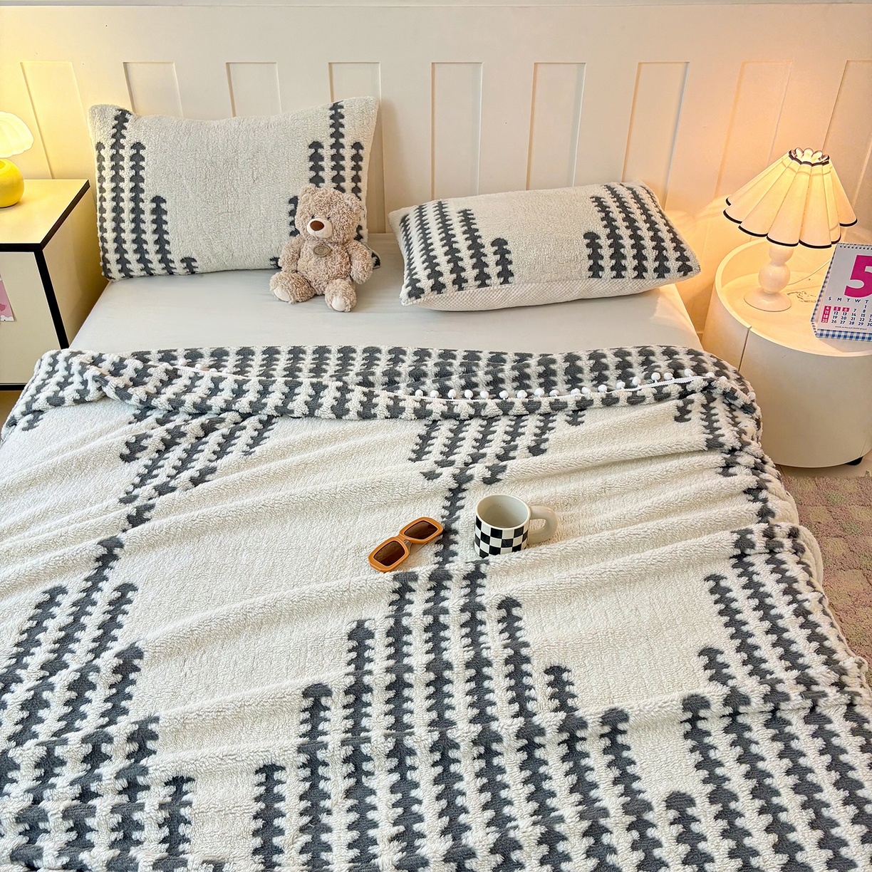 91家纺网 家纺一手货源 找家纺 恋佳居 2025新款高克重提花舒棉绒吊球花边毛毯 节节高-灰色