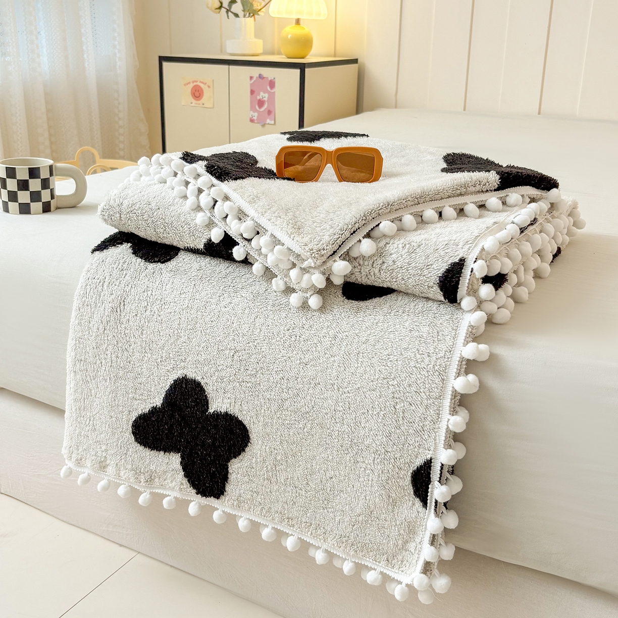 91家纺网 家纺一手货源 找家纺 恋佳居 2025新款高克重提花舒棉绒吊球花边毛毯 蝶儿飞