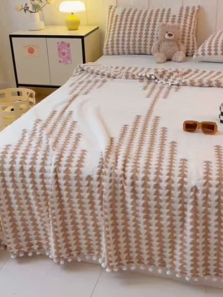 91家纺网 家纺一手货源 找家纺 恋佳居 2025新款高克重提花舒棉绒吊球花边毛毯 节节高-卡其色