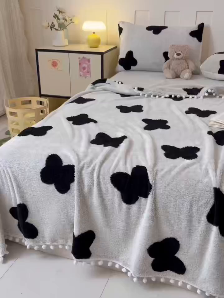 91家纺网 家纺一手货源 找家纺 恋佳居 2025新款高克重提花舒棉绒吊球花边毛毯 蝶儿飞