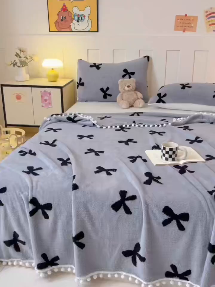 91家纺网 家纺一手货源 找家纺 恋佳居 2025新款高克重提花舒棉绒吊球花边毛毯 蝴蝶结