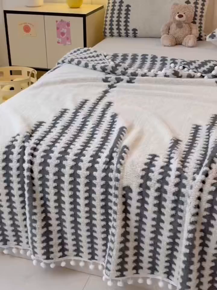 91家纺网 家纺一手货源 找家纺 恋佳居 2025新款高克重提花舒棉绒吊球花边毛毯 节节高-灰色