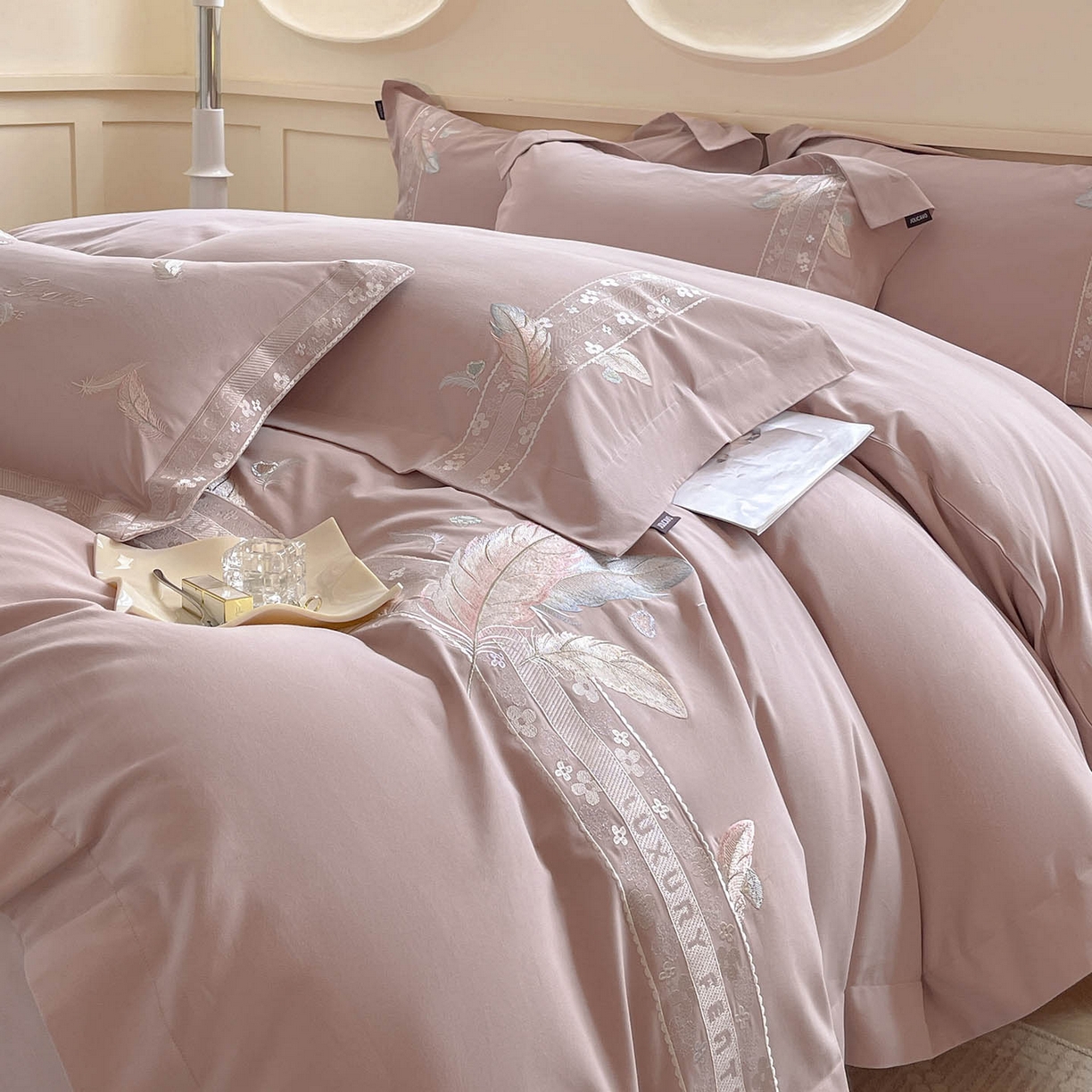 91家纺网 家纺一手货源 找家纺 2025秋冬新品A类加厚保暖全棉磨毛四件套纯棉被套重工刺绣轻奢床笠款直播热款床上用品 缦禾-红桃