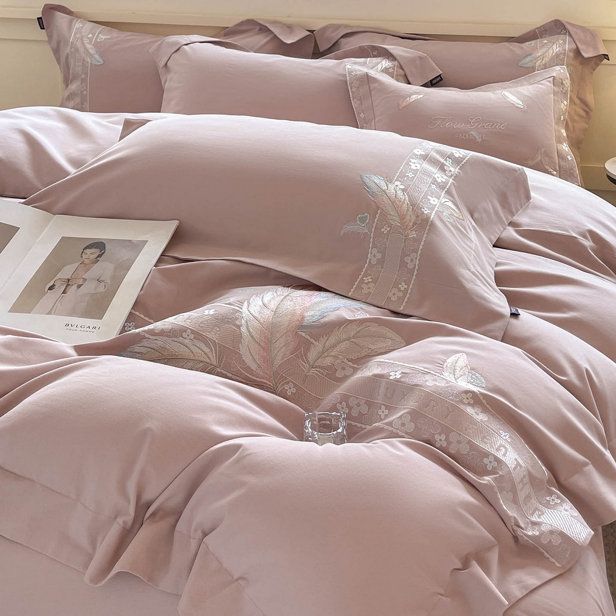 91家纺网 家纺一手货源 找家纺 2025秋冬新品A类加厚保暖全棉磨毛四件套纯棉被套重工刺绣轻奢床笠款直播热款床上用品 缦禾-红桃