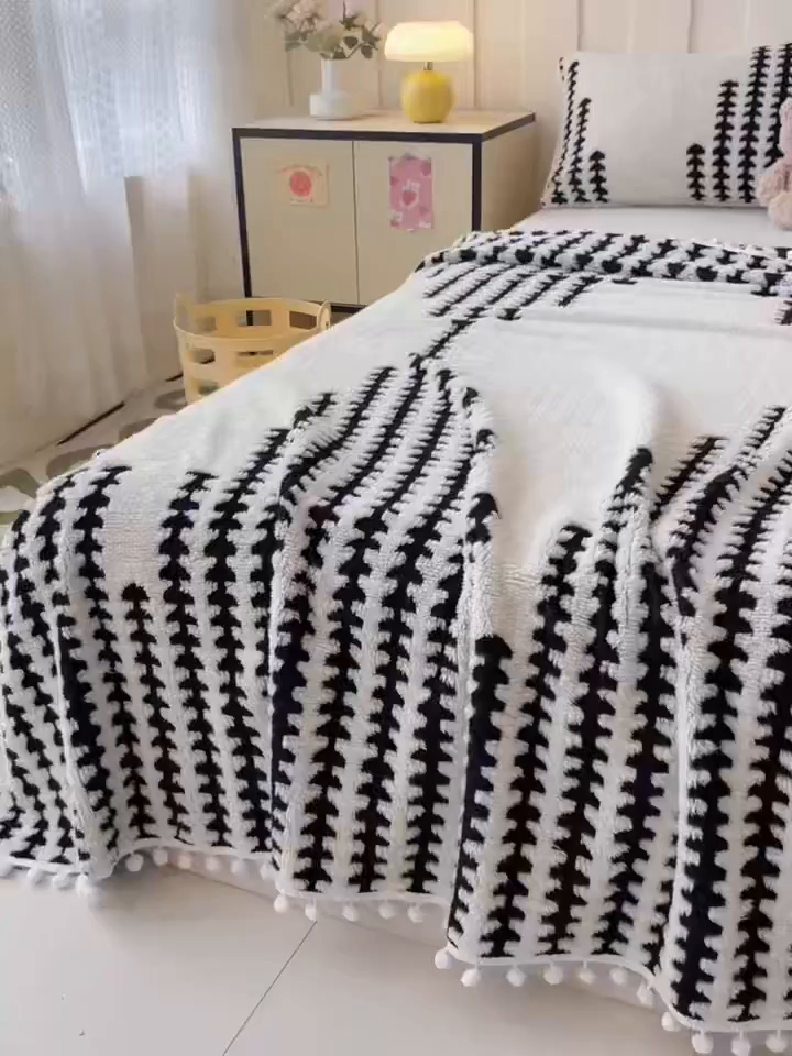 91家纺网 家纺一手货源 找家纺 恋佳居 2025新款高克重提花舒棉绒吊球花边毛毯 节节高-黑色