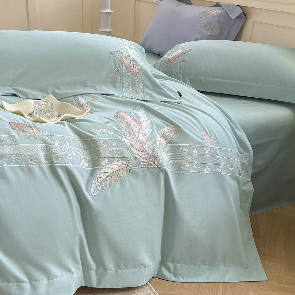 91家纺网 家纺一手货源 找家纺 2025秋冬新品A类加厚保暖全棉磨毛四件套纯棉被套重工刺绣轻奢床笠款直播热款床上用品 缦禾-茶绿