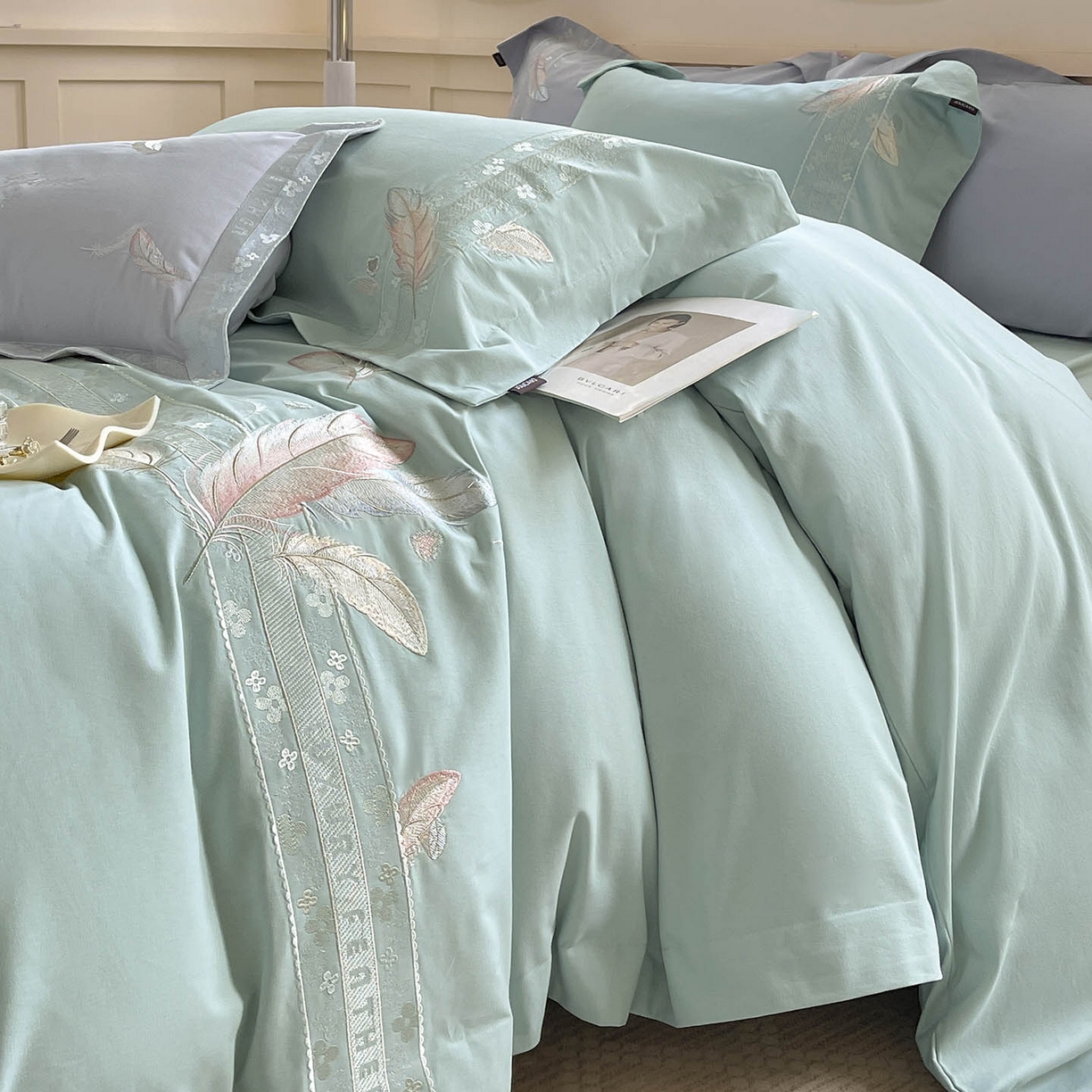 91家纺网 家纺一手货源 找家纺 2025秋冬新品A类加厚保暖全棉磨毛四件套纯棉被套重工刺绣轻奢床笠款直播热款床上用品 缦禾-茶绿