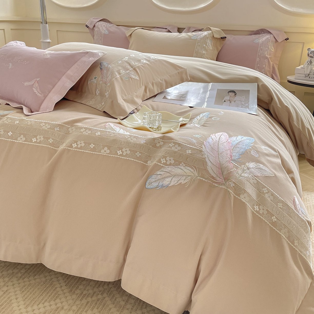 91家纺网 家纺一手货源 找家纺 2025秋冬新品A类加厚保暖全棉磨毛四件套纯棉被套重工刺绣轻奢床笠款直播热款床上用品 缦禾-拿铁