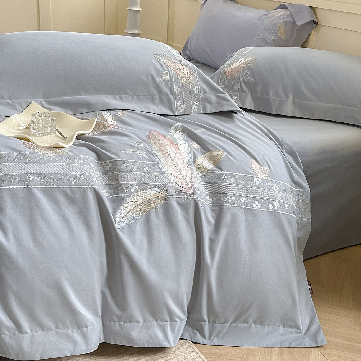 91家纺网 家纺一手货源 找家纺 2025秋冬新品A类加厚保暖全棉磨毛四件套纯棉被套重工刺绣轻奢床笠款直播热款床上用品 缦禾-夜灰