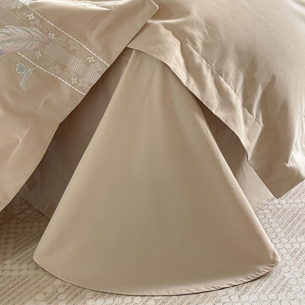 91家纺网 家纺一手货源 找家纺 2025秋冬新品A类加厚保暖全棉磨毛四件套纯棉被套重工刺绣轻奢床笠款直播热款床上用品 缦禾-拿铁