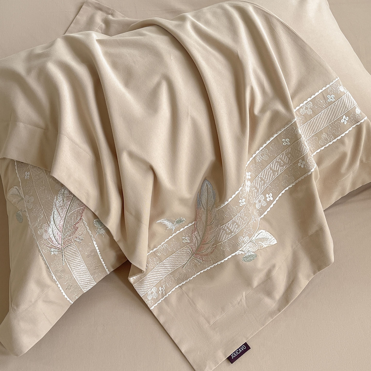 91家纺网 家纺一手货源 找家纺 2025秋冬新品A类加厚保暖全棉磨毛四件套纯棉被套重工刺绣轻奢床笠款直播热款床上用品 缦禾-拿铁