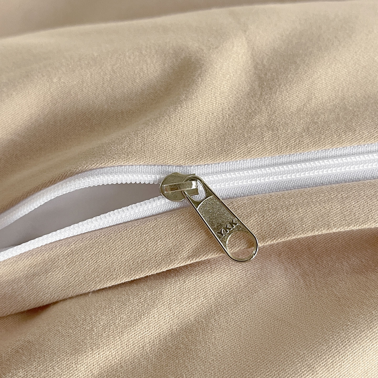 91家纺网 家纺一手货源 找家纺 2025秋冬新品A类加厚保暖全棉磨毛四件套纯棉被套重工刺绣轻奢床笠款直播热款床上用品 缦禾-拿铁