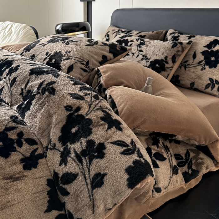 91家纺网 家纺一手货源 找家纺 居易简 2025新款亲肤保暖皮草绒牛奶绒AB面美拉德抽条兔毛绒四件套 花枝漫语