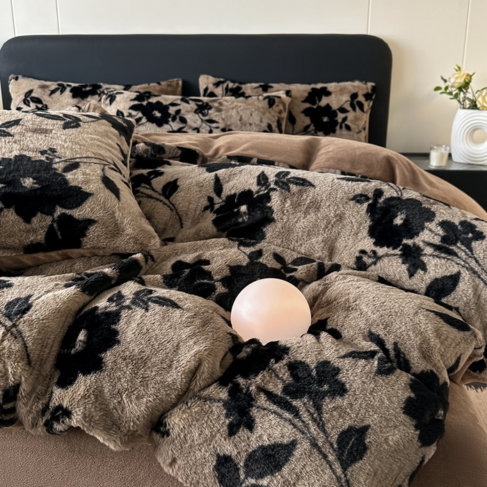 91家纺网 家纺一手货源 找家纺 居易简 2025新款亲肤保暖皮草绒牛奶绒AB面美拉德抽条兔毛绒四件套 花枝漫语