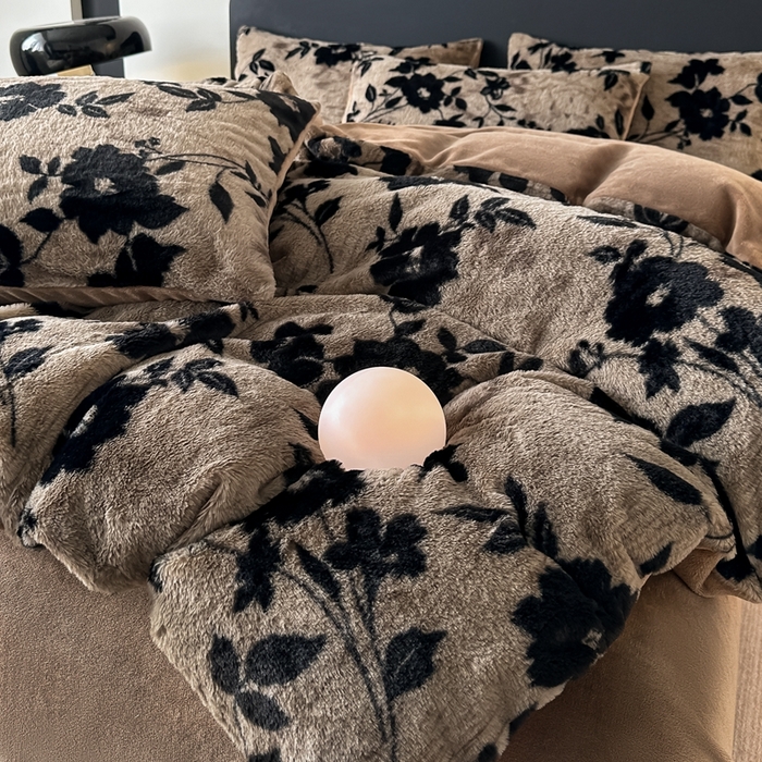 91家纺网 家纺一手货源 找家纺 居易简 2025新款亲肤保暖皮草绒牛奶绒AB面美拉德抽条兔毛绒四件套 花枝漫语