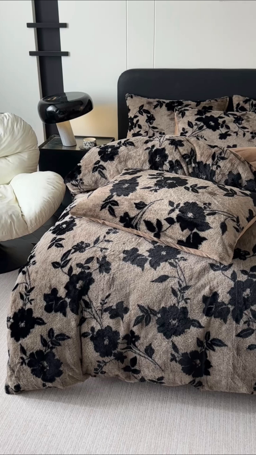 91家纺网 家纺一手货源 找家纺 居易简 2025新款亲肤保暖皮草绒牛奶绒AB面美拉德抽条兔毛绒四件套 花枝漫语