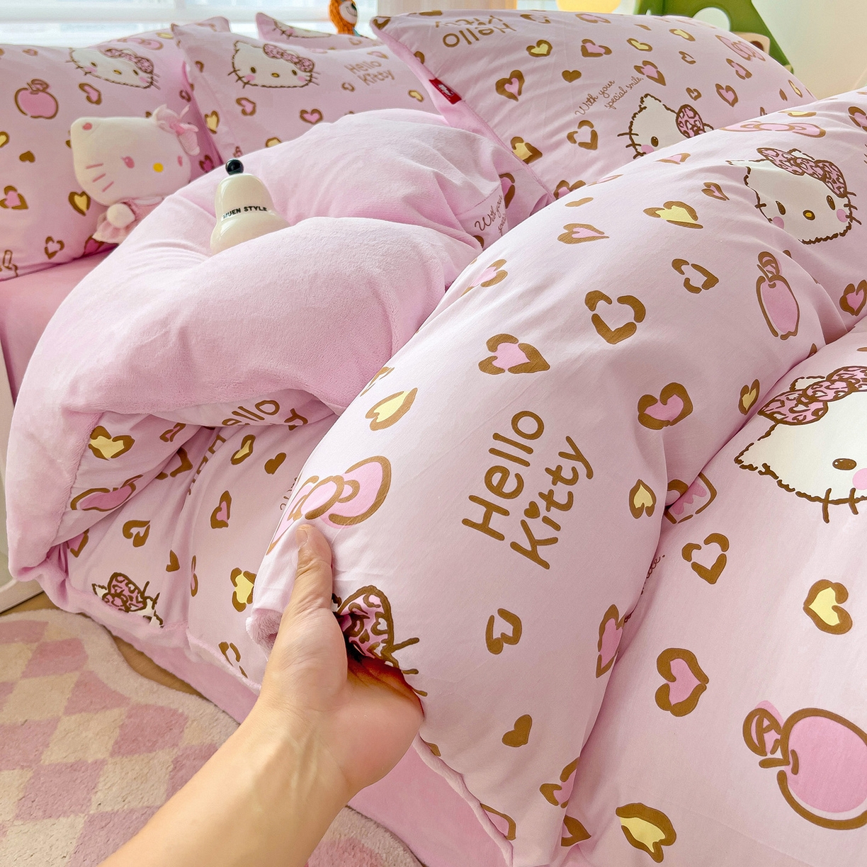 91家纺网 家纺一手货源 找家纺 朵希曼 2026新款棉绒卡通三丽鸥棉加绒印花系列四件套 萌宠凯蒂