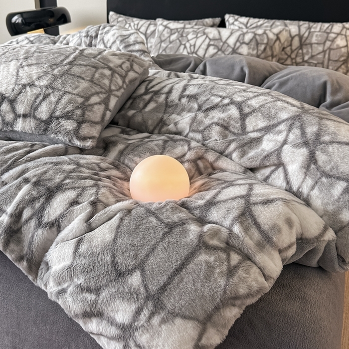 91家纺网 家纺一手货源 找家纺 居易简 2025新款亲肤保暖皮草绒牛奶绒AB面美拉德抽条兔毛绒四件套 几何空间