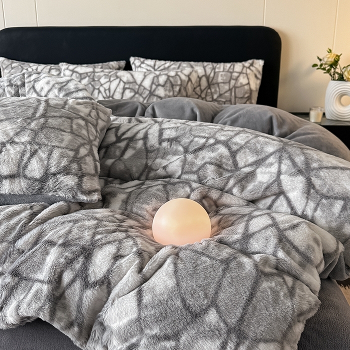 91家纺网 家纺一手货源 找家纺 居易简 2025新款亲肤保暖皮草绒牛奶绒AB面美拉德抽条兔毛绒四件套 几何空间