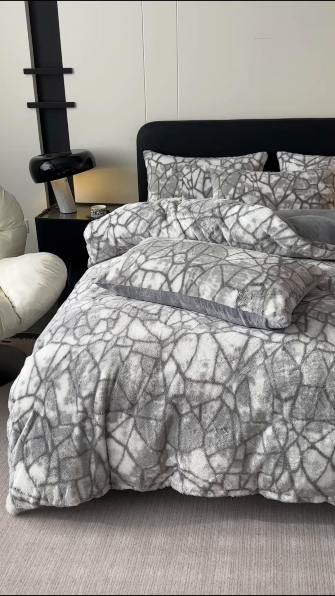 91家纺网 家纺一手货源 找家纺 居易简 2025新款亲肤保暖皮草绒牛奶绒AB面美拉德抽条兔毛绒四件套 几何空间