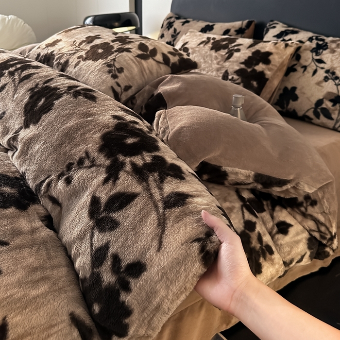 91家纺网 家纺一手货源 找家纺 居易简 2025新款亲肤保暖皮草绒牛奶绒AB面美拉德抽条兔毛绒四件套 简爱时尚