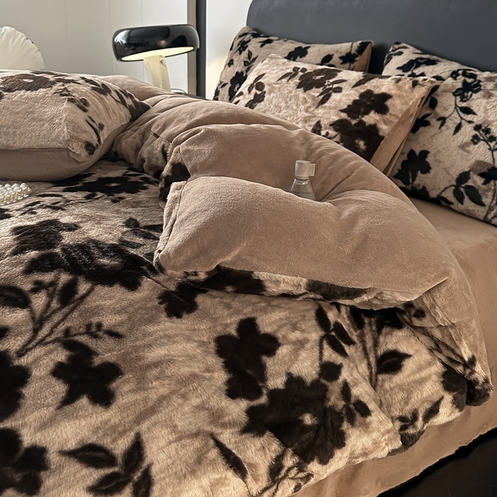 91家纺网 家纺一手货源 找家纺 居易简 2025新款亲肤保暖皮草绒牛奶绒AB面美拉德抽条兔毛绒四件套 简爱时尚