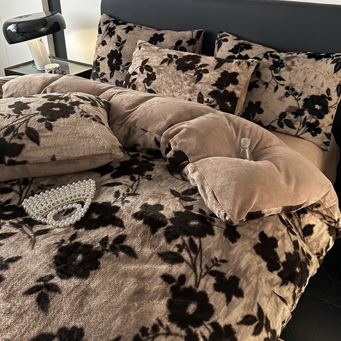 91家纺网 家纺一手货源 找家纺 居易简 2025新款亲肤保暖皮草绒牛奶绒AB面美拉德抽条兔毛绒四件套 简爱时尚